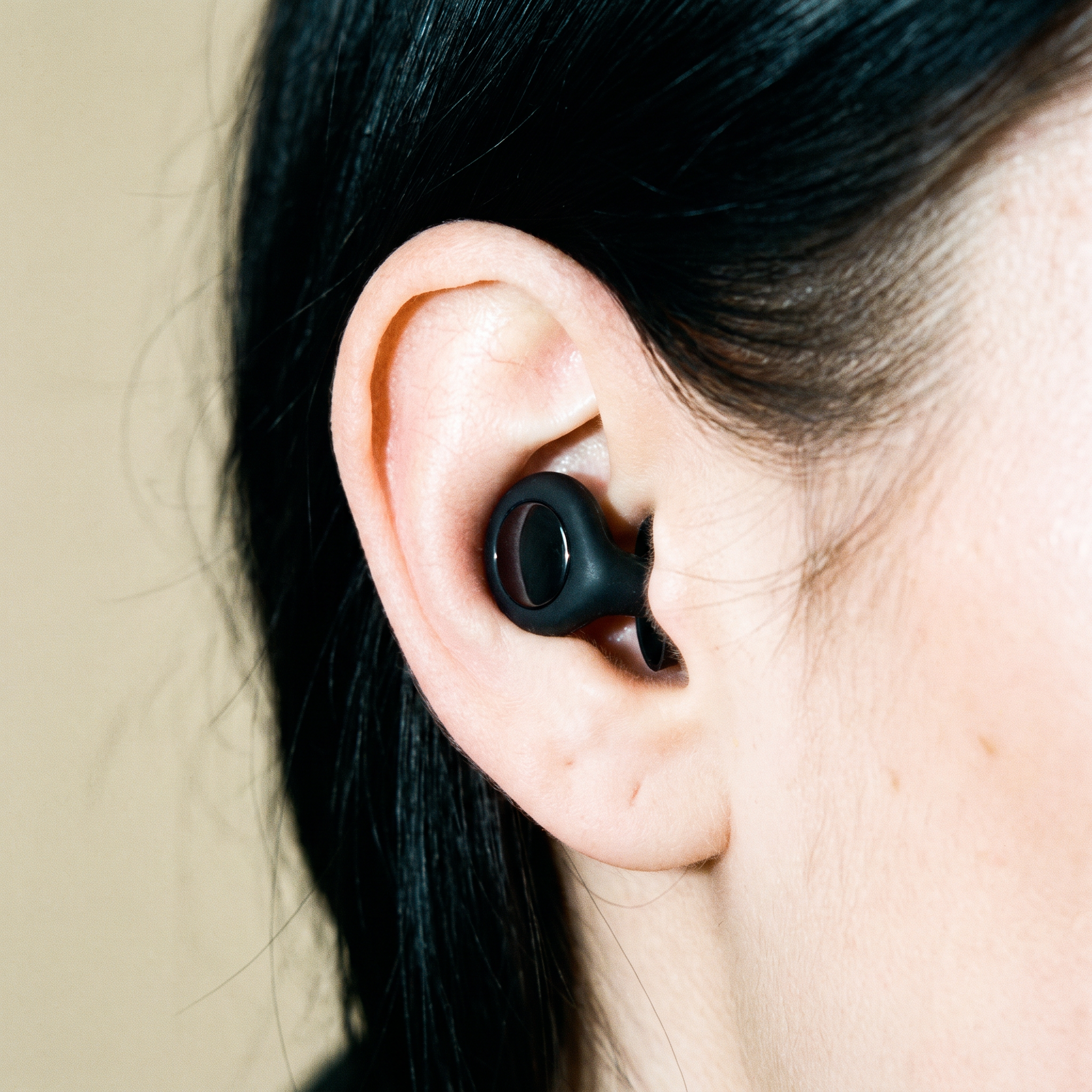 Loop black 25db noise cancelling ear plugs for sleeping and relaxing